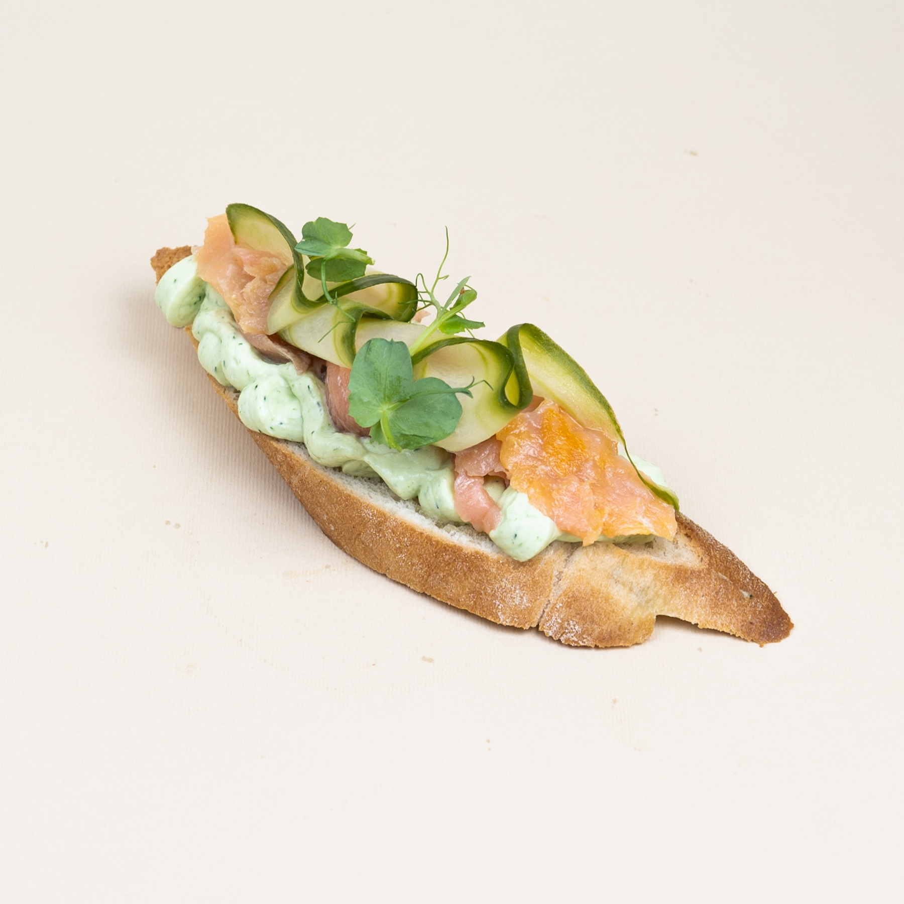 Bizuu peste somon afumat