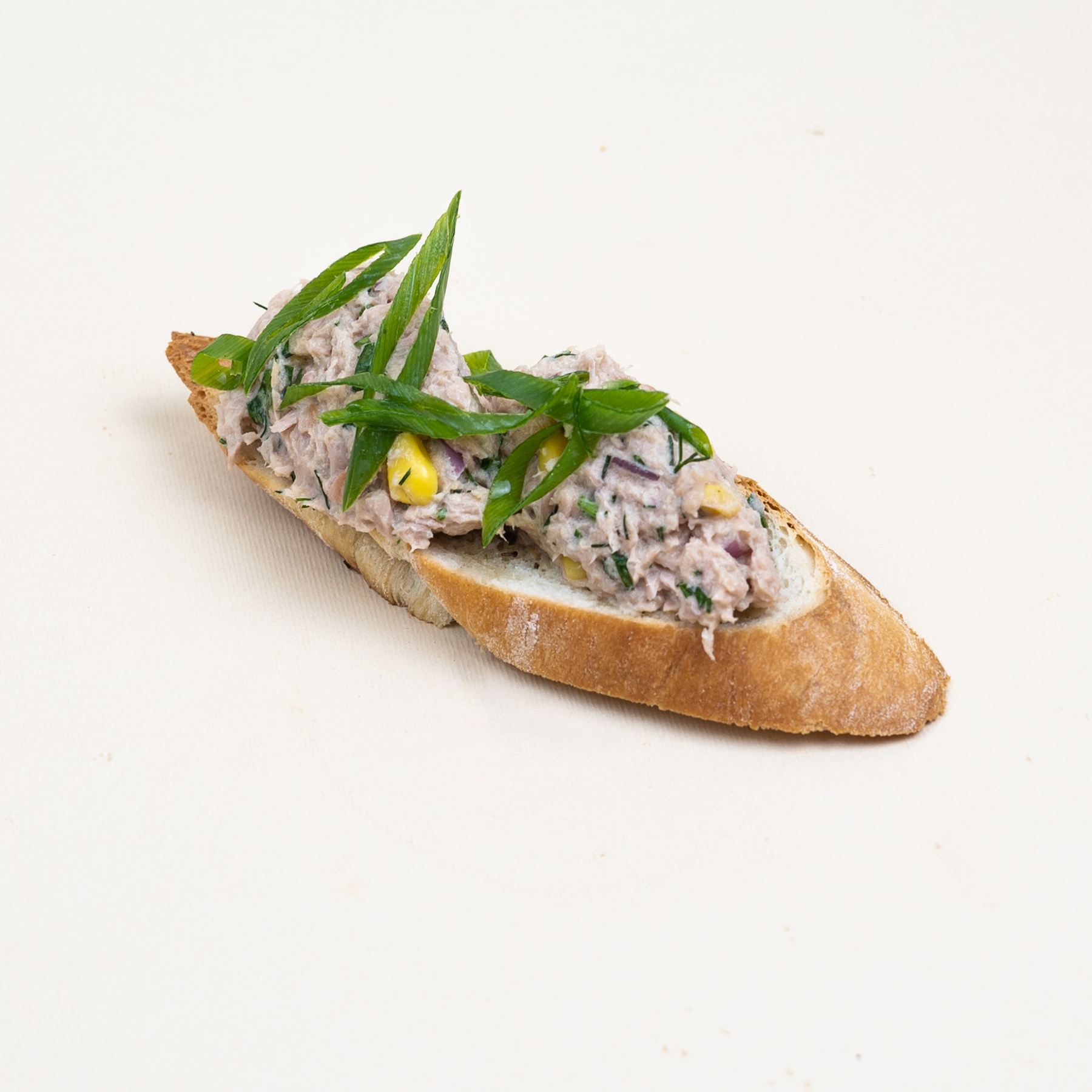 Bizuu peste salata de ton